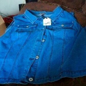 A woman Jean Jacket with no sleeve